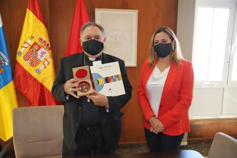 María Dolores Corujo recibe al obispo de la Diócesis de Canarias, José Mazuelos