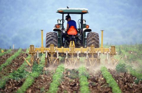 Tractor arando la tierra