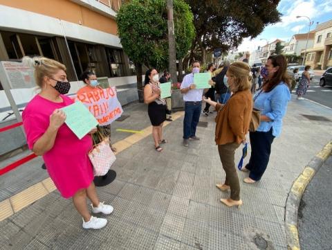 Los comerciantes del Rasto Dominical protestan ante el Ayuntamiento de Las Palmas de Gran Canaria