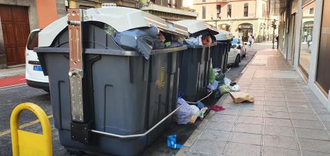 Contenedores repletos de basura. Calle Malteses. Las Palmas de Gran Canaria. CanariasNoticias.es