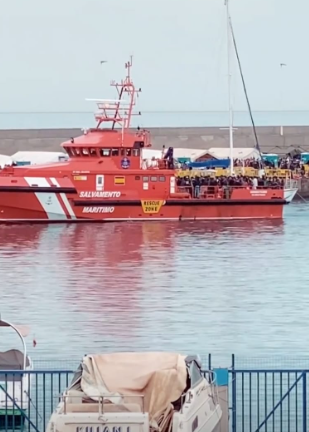 LLegada de inmigrantes en un barco de Salvamento al muelle de Arguineguín