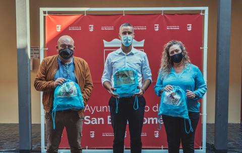 San Bartolomé y Pequeño Valiente presentan sus “Mochilas solidarias” /CanariasNoticias.es