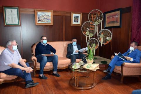 El director del SCS, Conrado Domínguez en reunión con el alcalde de Gáldar, Teodoro Sosa / CanariasNoticias.es