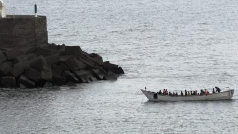 Llega al muelle de La Restinga una embarcación con 49 migrantes/ canariasnoticias.es 13122020