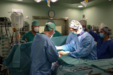 Momento de la intervención quirúrgica en el Hospital Dr. Negrín de Gran Canaria / CanariasNoticias.es