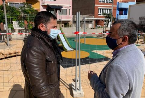 Héctor Suárez y Álvaro Monzón en el parque infantil de Clavellinas / CanariasNoticias.es