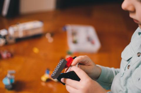 Niño jugando con Lego