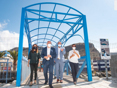 Onalia Bueno y Antonio Morales en el Puerto de Mogá./ canariasnoticias Onalia Bueno y Antonio Morales en el Puerto de Mogá./ canariasnoticias