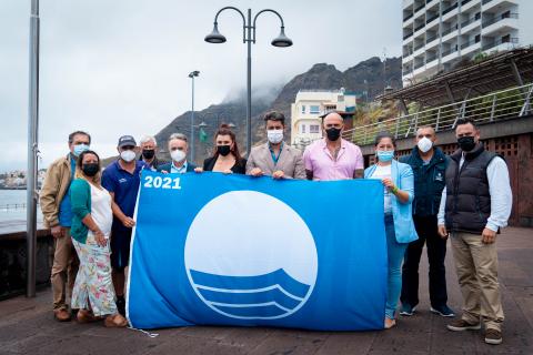 Izado de la Bandera Azul en la piscina natural del Arenisco en La Laguna / CanariasNoticias.es