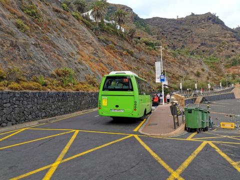 Primer viaje de la guagua 330 a la playa de El Socorro en Los Realejos (Tenerife) / CanariasNoticias.es