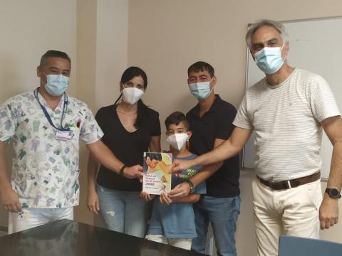 Donación de libros al Hospital General de Fuerteventura / CanariasNoticias.es 