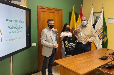 El alcalde de Valsequillo, Francisco Atta recibe a la joven deportista valsequillera Inés Santana / CanariasNoticias.es