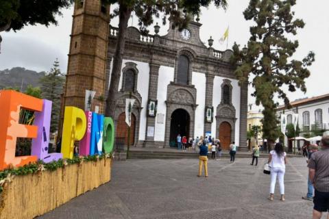 La Basílica de Teror sube la Bandera de la Fiesta del Pino / CanariasNoticias.es La Basílica de Teror sube la Bandera de la Fiesta del Pino / CanariasNoticias.es