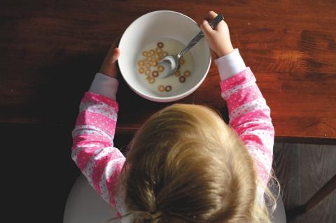 niño desayunando