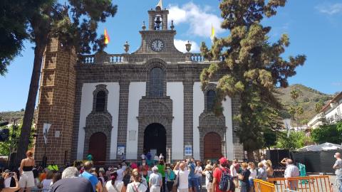 Subida de la Bandera de la Fiesta del Pino en la Basílica de Teror / CanariasNoticias.es