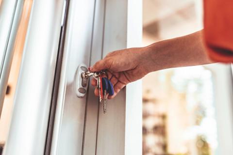 Cerrajeros que abren puertas cerradas con pestillo