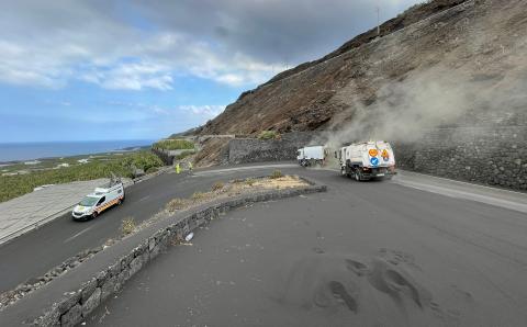 Vehículos del Cabildo de Gran Canaria limpiando las vías de La Palma / CanariasNoticias.es