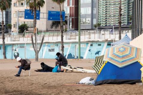 Inmigrantes en la Playa de Las Alcaravaneras/ canariasnoticias