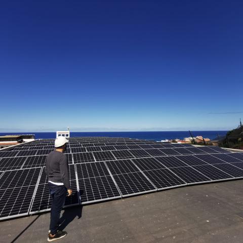Placas solares. CEIP Punta Brava. Puerto de La Cruz. Tenerife/ canariasnoticias.es