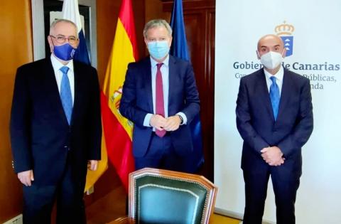 Oscar Izquierdo, presidente de FEPECO con Sebastián Franquis, Consejero de Obras Públicas y Vivienda del Gobierno de Canarias y Isidro Martín, presidente de APEI / CanariasNoticias.es