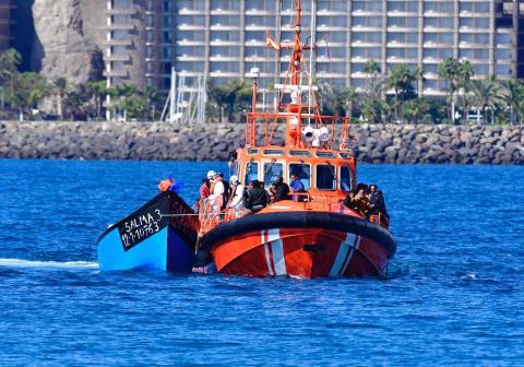 Salvamento Marítimo remolca una patera en Mogán / CanariasNoticias.es