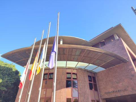 Banderas a media asta en el Cabildo de La Gomera / CanariasNoticias.es