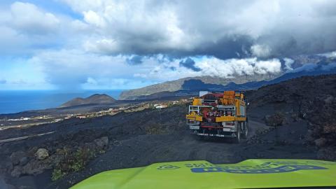 Reparto de agua en la zona afectada por el volcán de La Palma/ canariasnoticias.es