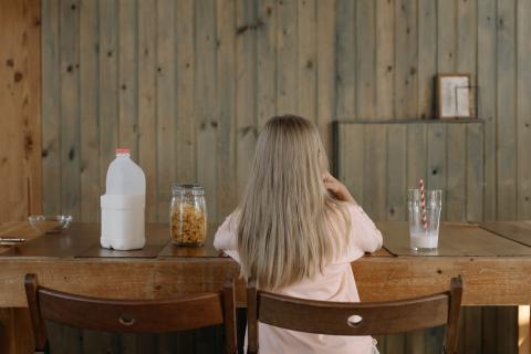 Niña desayunando