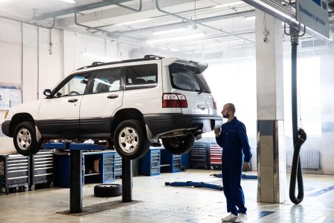 ¿Cuándo y cómo cambiar los frenos y el líquido de frenos del coche?