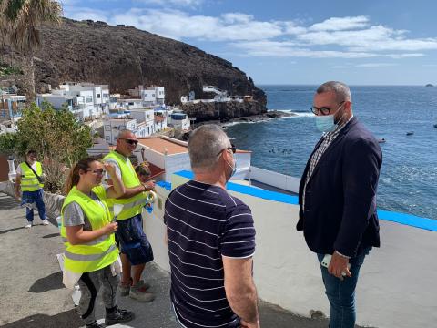 Jonay López visita las obras de mantenimiento de la playa de Tufia / CanariasNoticias.es