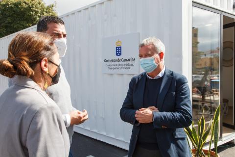 Sebastián Franquis visita el piso piloto de casas modulares en La Palma / CanraiasNoticias.es