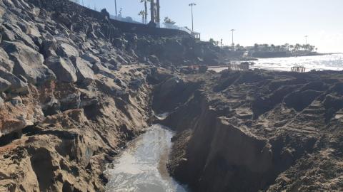 Obra de reparación de la escollera de Playa Grande, en Puerto del Carmen / CanriasNoticias.es