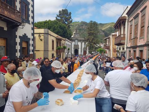 El bocadillo de chorizo de Teror más largo de la historia / CanariasNoticias.es