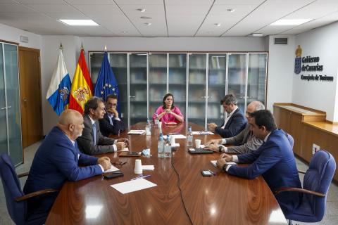 Yaiza Castilla con las cuatro cámaras de comercio canarias / CanariasNoticias.es