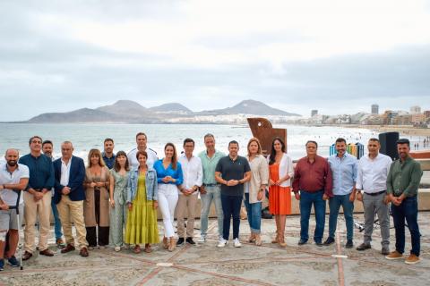 María Fernández con miembros de Coalición Canaria en Gran Canaria