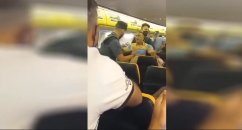 Detienen a un hombre que quería forzar puerta de emergencia de un vuelo Menorca-Málaga