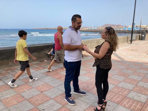 Alexis Gómez y Fina Chinea en el paseo de la Playa de Las Galletas / CanariasNoticias.es
