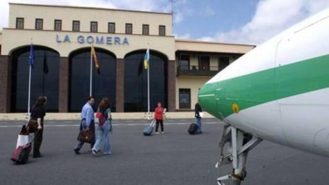 Avión de Binter en el Aeropuerto de La Gomera 