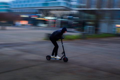 Hombre en patinete