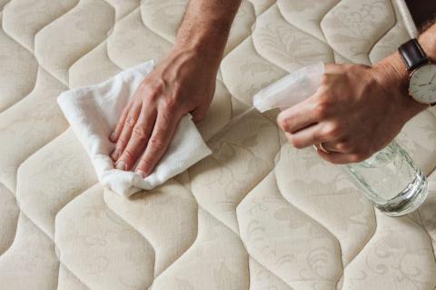 Trucos para lavar un colchón en seco según expertos