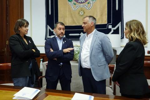 Firma del convenio entre Santa Cruz de Tenerife e HiperDino