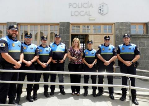 Isabel Guerra y la policía local de Teror/ canariasnoticias.es