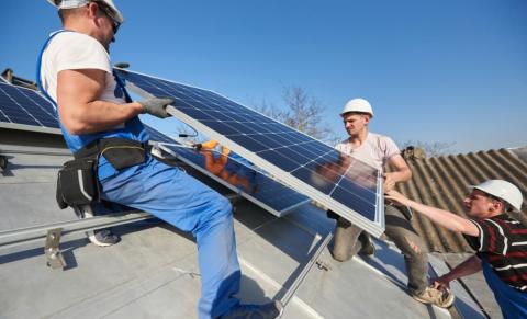 ¿Tiene futuro estudiar instalador de placas solares?