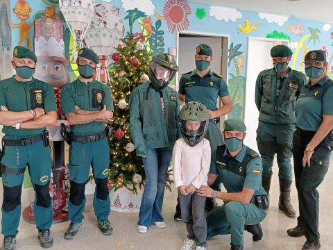 La Guardia Civil visita a los niños en los hospitales de Tenerife / CanariasNoticias.es