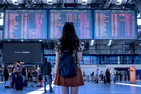 Mujer en aeropuerto