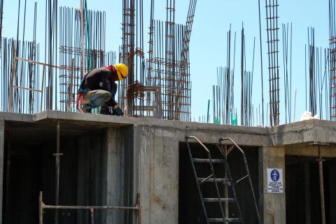 / Ivan Henao (Unsplash) Trabajador en una obra