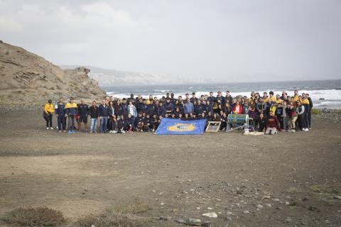 El CB Gran Canaria limpia la playa de Bocabarranco en Telde / CanariasNoticias.es