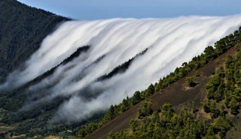 Cascada de nubes en La Palma 