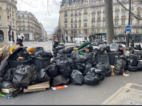 Basura en las calles de París por la huelga 