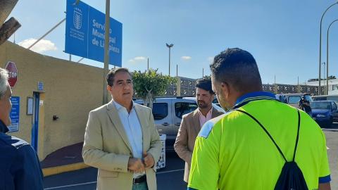Francis Candil con empleados del Servicio de Limpieza / CanariasNoticias.es 